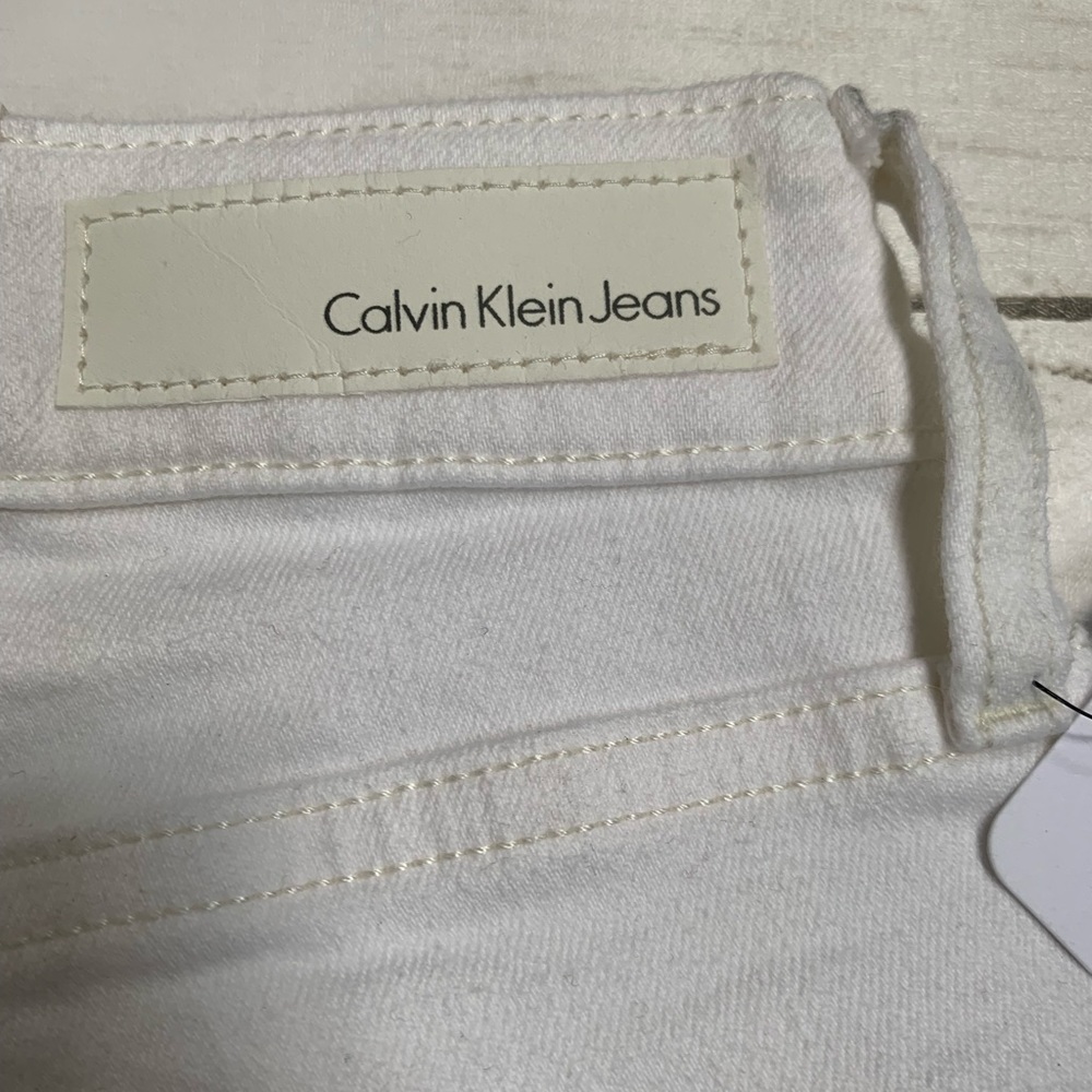 NWT Calvin Klein White Shorts with Smudges - Picture 11 of 13